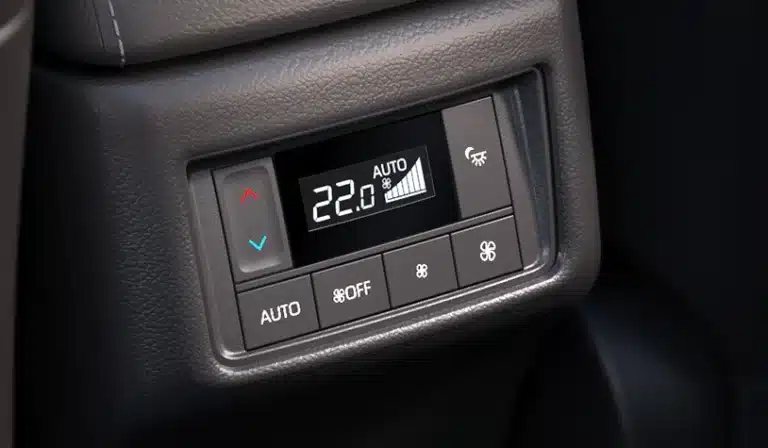 Maruti Suzuki Invicto Automatic climate control